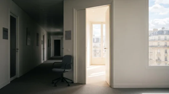 Metaphore visuelle du contraste entre un recrutement interne lent et un recrutement externe rapide via un cabinet specialise en France